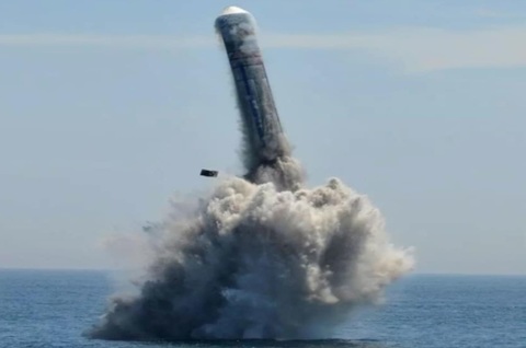 Marina chineză anunţă că a efectuat un tir de rachetă balistică intercontinentală fără ogivă nucleară de la bordul unui submarin strategic nuclear. Exerciţii navale comune cu Rusia în largul portului Qingdao. Australia avertizează împotriva riscului unei