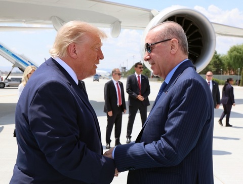 Erdogan îl primeşte pe Trump la summitul NATO de la Ankara cu covorul albastru şi ochelari de soare