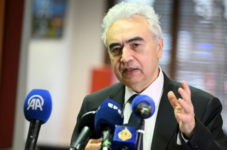 Grafic cu evoluția cererii de petrol, producția mondială petrol și stocuri petrol în 2026, evidențiind creșterea și fluctuațiile globale. | sursa foto: News.ro