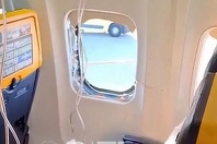 Un sârb, aproape aspirat dintr-un avion Ryanair de la Salonic la Memmingen, în Germania. El a fost tras în avion de alţi pasageri. Hubloul, spart de fragmente desprinse dintr-un motor, scrie presa. Ryanair spune că s-a ”desprins”. Sârbul, internat cu arsu