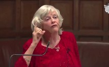 Un bărbat de 28 de ani a fost arestat în legătură cu uciderea fostei deputate britanice Ann Widdecombe, o crimă care rămâne înconjurată de mister. Moartea este posibil să fi survenit între două intervenţii la televiziune