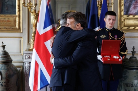 Macron îl decorează pe Starmer cu Legiunea de Onoare