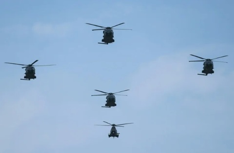 Jandarmii francezi survolează Champs-Elysées, de Ziua Naţională, cu un nou elicopter extrem de puternic, de tip H145 D3