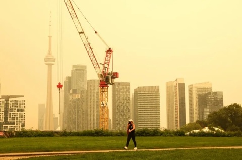 Toronto, asfixiat de fumul unor incendii de pădure, devine cel mai poluat oraş din lume. Alertă cod portocaliu de deteriorarea calităţii aerului. Pennsylvania, New York, Connecticut, Massachusetts, Maine şi New Hampshire, afectate în SUA şi de un val de c