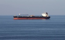 Un petrolier aflat sub sancţiuni este suspectat că provoacă o scurgere de petrol în largul Omanului