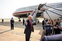 Trump apreciază că sistemul de securitate al noului Air Force One are nevoie de îmbunătăţiri şi anunţă că avionul este trimis timp de o lună la hangar, pentru ca să fie îmbunătăţit ”la maximum”