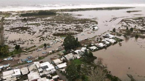 Bilanţul furtunii violente din Chile creşte la zece morţi şi 100.000 de persoane izolate. Preşedintele chilian José Antonio Kast declară starea de catastrofă şi mobilizează armata în operaţiuni