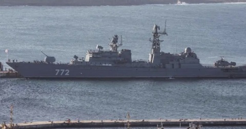 O navă rusă de război a desfăşurat un exerciţiu de tir cu muniţie reală la 74 km de Plymouth, în Canalul Mânecii, în ziua instalării lui Andy Burnham la Downing Street. A cerut HMS Tyne să se repoziţioneze. Kremlinul n-are ”nicio speranţă” la o îmbunătăţi