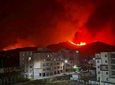 Şase morţi, peste 100 de arşi mutaţi de la un spital la altul şi 150 de locuinţe afectate de incendii în nord-estul Algeriei. Protecţia Civilă a înregistrat aproximativ 1.550 de incendii în ultimele 12 zile