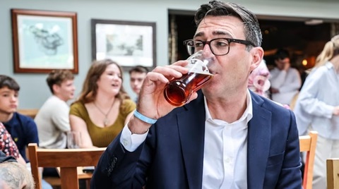 Noul premier britanic Andy Burnham reduce cu 20% impozitul pe profit al puburilor, discotecilor şi sălilor de concert din aprilie 2027, după ce a plafonat preţul biletelor de autobuz la 2 £ începând din ianuarie