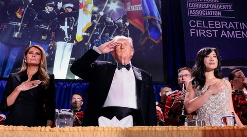 Trump se întoarce la gala presei, întreruptă în aprilie de un schimb de focuri. Dineul, mutat de la Washington Hilton la Waldorf Astoria, un fost hotel din ”galaxia” sa, este mai mic şi mai intim, măsurile de securitate sporite blochează o parte a capital