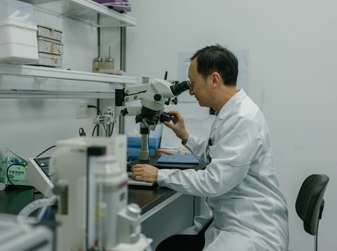 Anchetă universitară în China cu privire la moartea ascunsă a unei fete în vârstă de şase ani, în timpul unei terapii genice. Terapia a fost finanţată de către părinţii fetei, cu peste 800.000 $