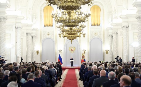 Putin le-a vorbit la Kremlin deputaţilor din Dumă la încheierea mandatului lor: „Se formează o nouă ordine mondială şi în joc e soarta ruşilor”. El a sugerat că este pe picior de război cel puţin încă trei ani