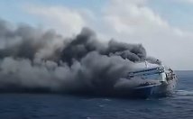 Tragedie în Indonezia: Cel puţin cinci morţi şi zeci de dispăruţi după ce un feribot a luat foc în largul insulei Madura - VIDEO