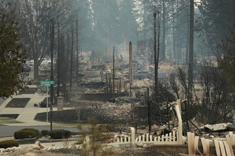 Sute de case şi structuri distruse la Spokane, în statul Washington, în nord-vestul SUA, devastat de trei incendii de pădure fulgerătoare, niciunul controlat. Nicio victimă, 2.180 de hectare devastate. Garda Naţională, mobilizată