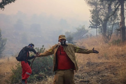 Bombardiere cu apă mobilizate în lupta împotriva a trei incendii de pădure în apropiere de Atena. Noi evacuări, în apropiere de satul Kandyli, la 45 de kilometri vest de capitala greacă