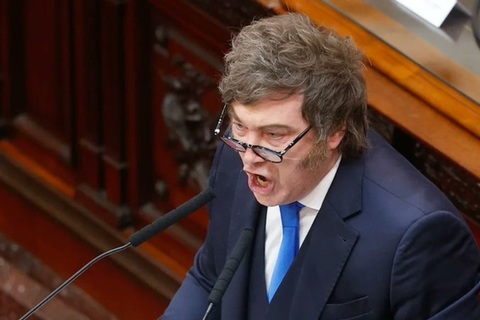 Javier Milei îl acuză pe Pedro Sánchez că foloseşte venirea migranţilor şi a le obţine obţine apoi voturile cu scopul de a-şi ”perpetua tirania”