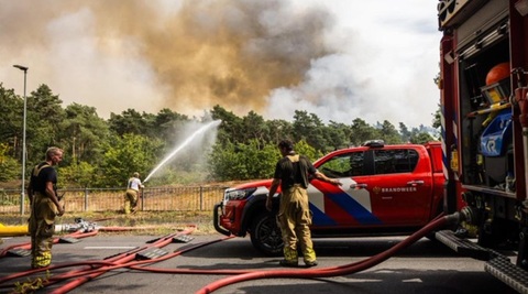 Peste 300 de pompieri şi elicoptere luptă împotriva unui incendiu de pădure puternic, într-o rezervaţie naturală în sud-estul Olandei