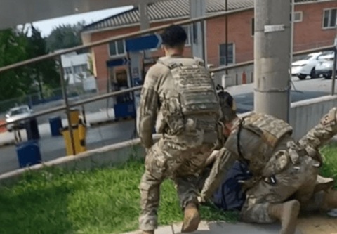 Opt studenţi sud-coreeni, arestaţi după ce încearcă să pătrundă într-o bază aeriană americană, selectată drept loc de construcţie a unui nou complex industrial de producţie de cipuri, estimat la 488 mld. €, blocat de armata americană