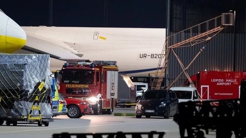 Traficul pe aeroportul Leipzig/Halle, în estul Germaniei, perturbat de ”un obiect zburător neidentificat”. Aeroportul joacă un rol central în transportul de bunuri militare germane şi NATO şi este baza flotei ucrainene de transport de marfă Antonov Airlin