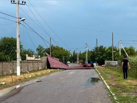 Pene de curent în Republica Moldova, din cauza vremii. Linia Bălţi - Dnestrovsk este grav avariată. Zece stâlpi de înaltă tensiune ar fi fost afectaţi sau doborâţi