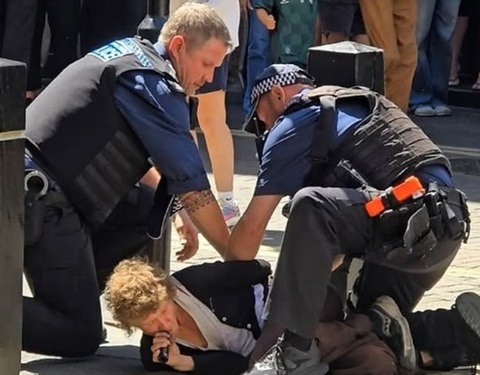 O femeie fără adăpost, Stella Gollovena, inculpată cu privire la rănirea a patru bărbaţi în cartierul turistic Covent Garden, la Londra. Poliţia evocă un atac izolat şi ”probleme de sănătate mentală”