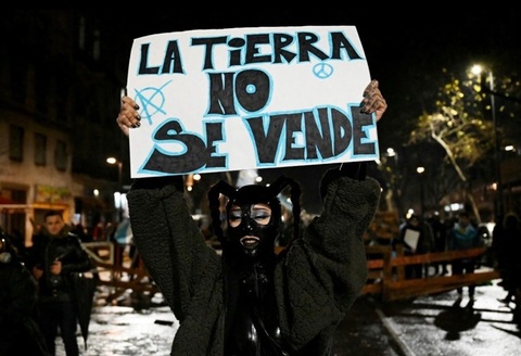 Ciocniri între protestatari şi poliţie în Argentina, la sfârşitul unei manifestaţii împotriva unui proiect de lege privind proprietatea privată, prin care manifestanţi îl acuză pe Milei de faptul că vrea să vândă pământ străinilor. ”Patria nu este de vânz
