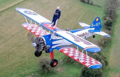 O britanică în vâtrstă de 97 de ani, Elizabeth Bromage, îşi bate propriul record de cea mai bătrână femeie care face wing walking