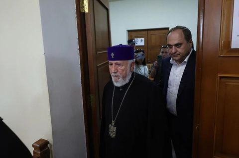 Şeful Bisericii Armene este judecat pe fondul unui conflict cu guvernul, în contextul tensiunilor cu Rusia