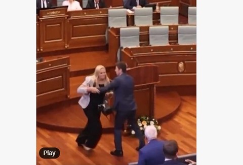 O deputată din Kosovo a aruncat cu ouă în premier în plină şedinţă parlamentară: „Să vă fie ruşine!” - VIDEO