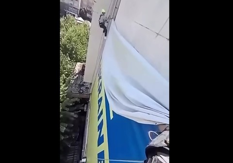 Drapelul ucrainean a fost dat jos de pe o clădire din centrul Priştinei: „Kosovo trebuie respectat” - VIDEO