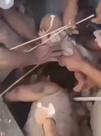 Un sunet slab auzit dintre dărâmături a dus la salvarea unui bebeluş după cutremurul din Columbia. Operaţiunile de căutare a supravieţuitorilor au intrat în a treia zi - VIDEO