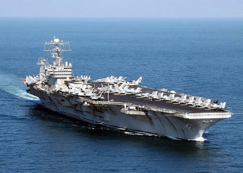 Portavionul Lincoln nu a mai acostat de peste 200 de zile. Senatori americani îşi exprimă îngrijorarea cu privire la condiţiile de la bord şi cer explicaţii şefului Pentagonului