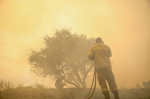 Sute de turişti evacuaţi pe mare, în apropiere de Salonic, în urma izbucnirii unui incendiu în Peninsula Calcidică. Flăcările se apropie de locuinţe în staţiunile balneare Siviri şi Fourka. Doi pompieri răniţi, spitalizaţi