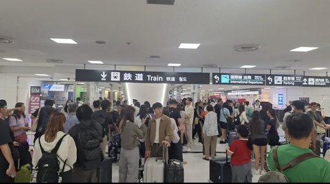 Mii de persoane au rămas blocate la Aeroportul Narita din Japonia după ce ploile record au provocat moartea a patru persoane
