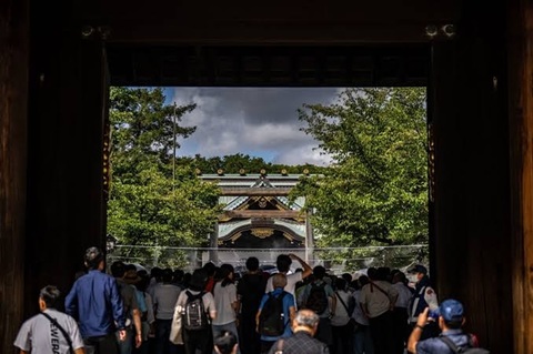 O vizită a ministrului japonez al Apărării la controversatul sanctuar Yasukuni provoacă proteste din partea Chinei şi Coreei de Sud