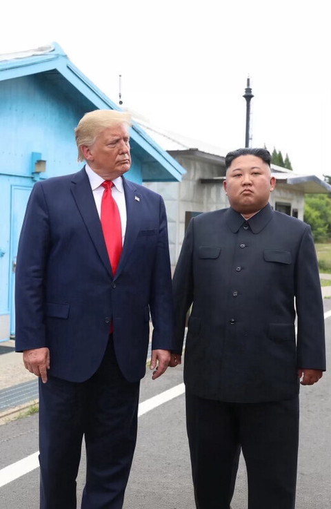 Trump publică o fotografie alături de liderul nord-coreean Kim Jong Un şi afirmă că „se înţeleg de minune”