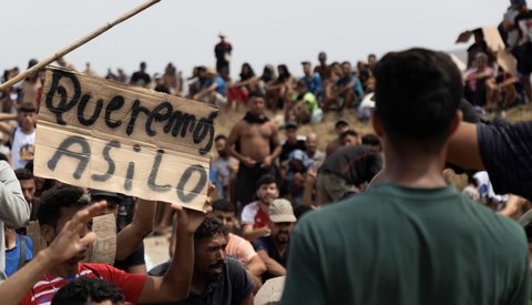 Sute de migranţi au protestat în Ceuta şi au cerut azil - VIDEO