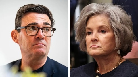 Burnham a schimbat SMS-uri, pe telefonul personal, cu o persoană care s-a dat drept şefa de cabinet a lui Trump, Susie Wiles, dezvăluie Politico. SMS-urile au fost ”semnalate rapid autorităţilor competente”, dezvăluie BBC
