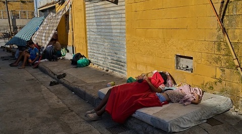 Spania deschide două centre temporare de primire a 1.800 de copii migranţi neînsoţiţi în Ceuta, pentru a mai atenua criza umanitară în urma valului de migranţi din Maroc. Madridul vrea să transfere 500 de fete către Spania continentală