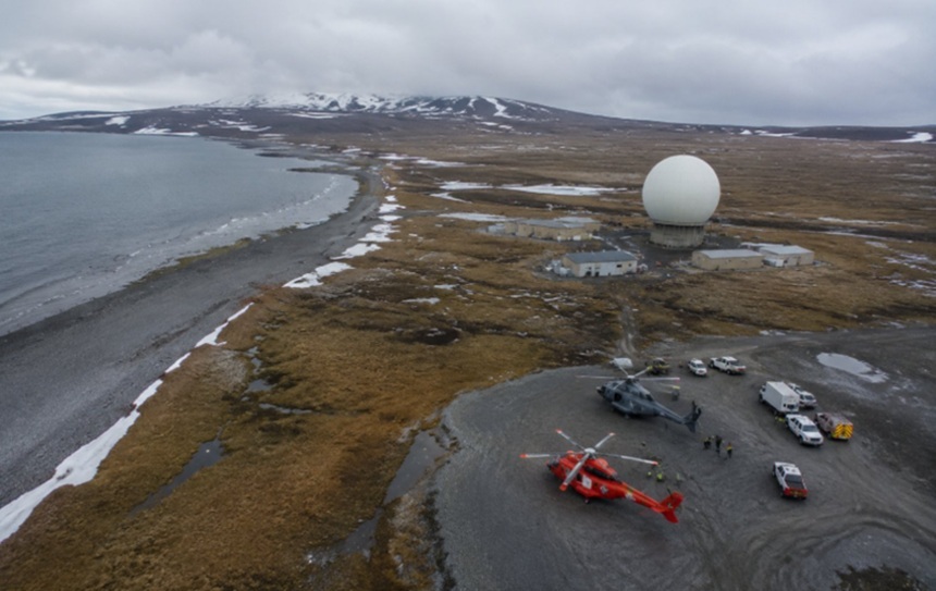 Opt morţi în SUA, într-un accident de avion la o instalaţie radar a Forţelor Aeriene americane în Alaska. Comandantul ALCOM, generalul Robert Davis, deplânge o ”pierdere devastatoare”