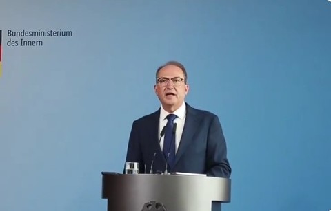 Germania ar vrea extrădarea persoanei arestate în România după descoperirea unei ascunzători de arme în apropierea Berlinului. Suspectul a fost reţinut pentru atacuri cu colete-bombă planificate în România