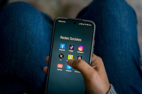Australia - Utilizarea reţelelor sociale în rândul tinerilor sub 16 ani creşte din nou după interzicerea acestora. Cu ajutorul unui VPN, falsificând vârsta sau folosind WhatsApp, care nu intră sub incidenţa legii, este uşor să se ocolească interdicţia
