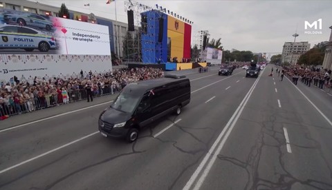 Maia Sandu şi Nicuşor Dan asistă la parada militară de la Chişinău - VIDEO