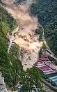 Dezastrul din Himalaya - Aproape 700 de morţi şi 3.000 de dispăruţi. În unele districte din Nepal, cadavrele recuperate sunt în stare de descompunere şi imposibil de identificat. Ţara are nevoie de miliarde de dolari şi de asistenţă tehnică din străinătat