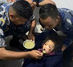 O fetiţă de 6 ani a fost salvată miraculos în Nepal după ce a petrecut trei zile şi trei nopţi în noroi - VIDEO