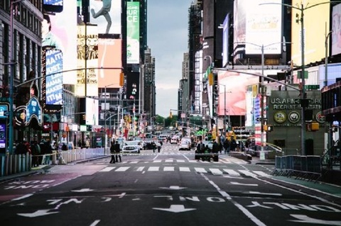 O femeie a înjunghiat la întâmplare două persoane în Times Square, din New York, ucigând una dintre ele, după care a fost împuşcată mortal de poliţie