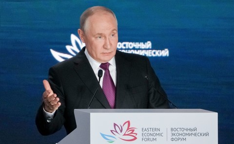 Putin afirmă că există şanse pentru negocieri constructive cu Ucraina, dar spune că discuţiile ar trebui purtate direct / Infirmă zvonurile despre o mobilizare / Aliaţii Kievului sunt complici la terorism / Steven Seagal, mare prieten al Rusiei