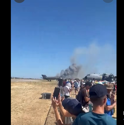 Avion F-4 Phantom al Forţelor Aeriene elene s-a prăbuşit în timpul unui spectacol aviatic, provocând un incendiu puternic - FOTO, VIDEO