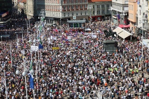 Croaţia: Protest cu zeci de mii de oameni, la Zagreb. Croaţii acuză lipsa de acţiune a autorităţilor în ceea ce priveşte depozitarea ilegală a deşeurilor toxice - VIDEO